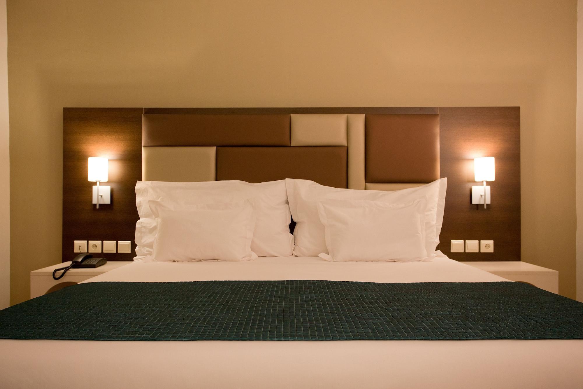 켄지 유로파 호텔 아가디르 외부 사진 A bed with a headboard
