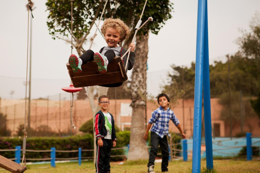 켄지 유로파 호텔 아가디르 외부 사진 Children playing on a swing